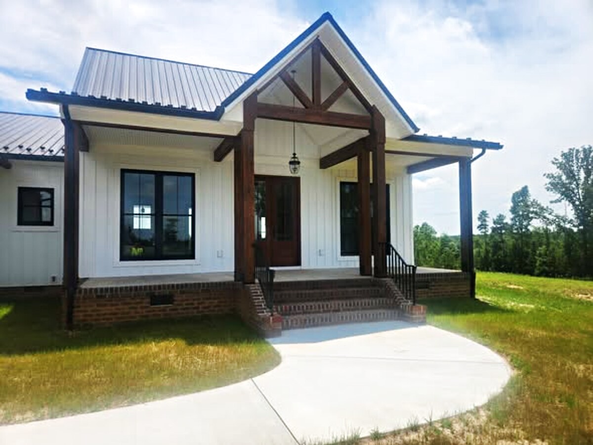 Freshly painted farmhouse exterior with crisp trim by 27 Contracting in Central Virginia